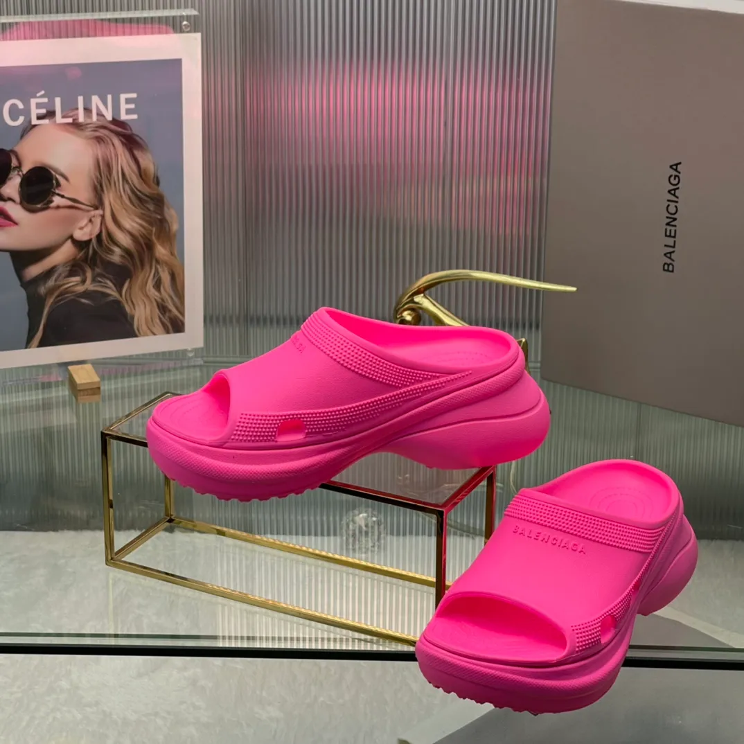 👟👟Ex-factory price 380👟👟 35-41 ‍🔥 ‍🔥 ‍🔥Balenciaga’s latest hole-in-the-wall slippers are now available! 🎉🎉🎉A sandal that is popular on Instagram, 🎊🎊🎊 and all major platforms of Xiaohongshu! Made of high-tech materials and molded in one piece, it is lightweight, wear-resistant, and waterproof! ✨✨✨ The heel height is 6CM. The colors are being added one after another to meet your various color combinations and different needs. A very cost-effective product!